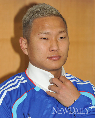 ▲ 지난 1월 수원삼성에 입단하는 정대세 선수.ⓒ이종현