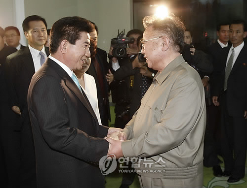 ▲ 2007년 남북정상회담 마지막날인 10월4일 평양 백화원초대소에서 노무현 전 대통령이 북한 김정일과 작별인사를 나누는 모습. ⓒ연합뉴스