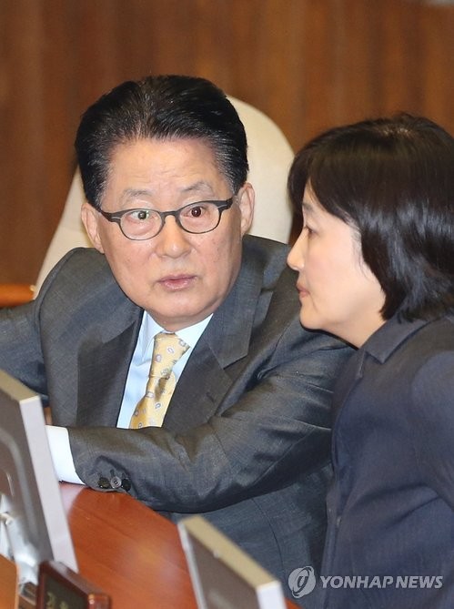 민주당 박지원 의원과 박영선 의원이 조용히 대화하고 있는 모습. ⓒ연합뉴스