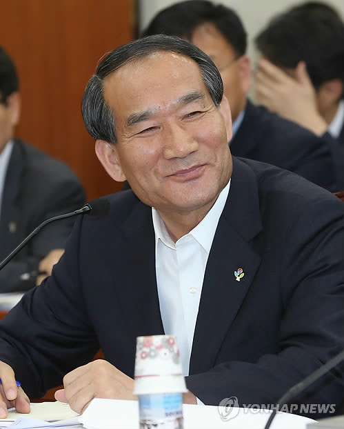 ▲ 박승춘 국가보훈처장이 '임을 위한 행진곡'의 5·18 기념곡 지정에 대한 의원질의에 답변하고 있다. ⓒ연합뉴스