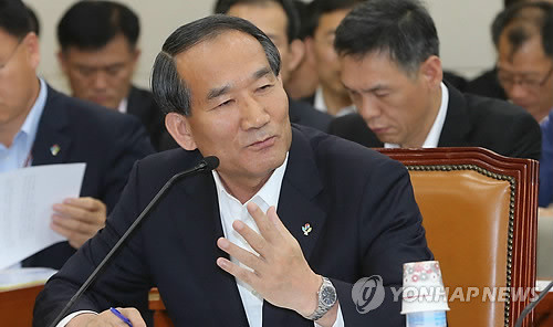 ▲ 박승춘 국가보훈처장이 '임을 위한 행진곡'의 5·18 기념곡 지정에 대한 의원 질의에 답변하고 있다. ⓒ연합뉴스