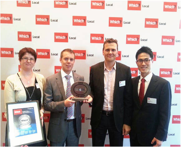 ▲ ▲ 19일 영국 런던에서 열린 '위치 어워드' 시상식에서 삼성전자 영국 법인 직원들이 수상 기념 사진을 촬영하고 있다.