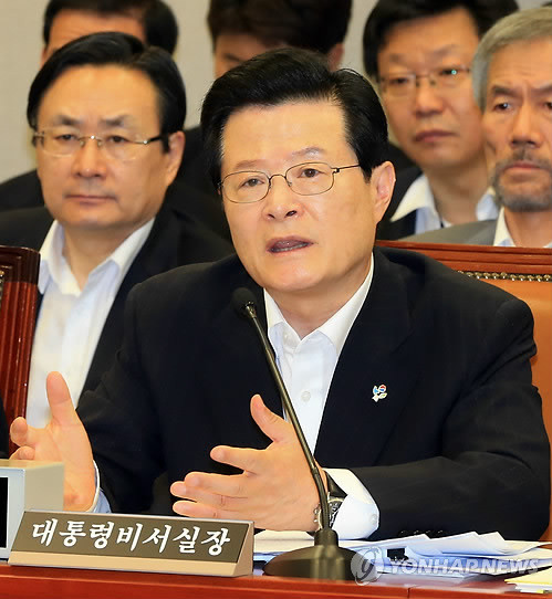 ▲ 허태열 대통령 비서실장이 21일 국회 운영위 전체회의에서 의원들의 질의에 답하고 있다. ⓒ연합뉴스