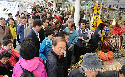 ▲ 전통시장 서민경제살리기 국민운동본부 회원 500여 명이 27일 강릉 주문진 시장을 찾아 단체 장보기에 나서고 있다. (기사내용 무관) 사진= 연합뉴스