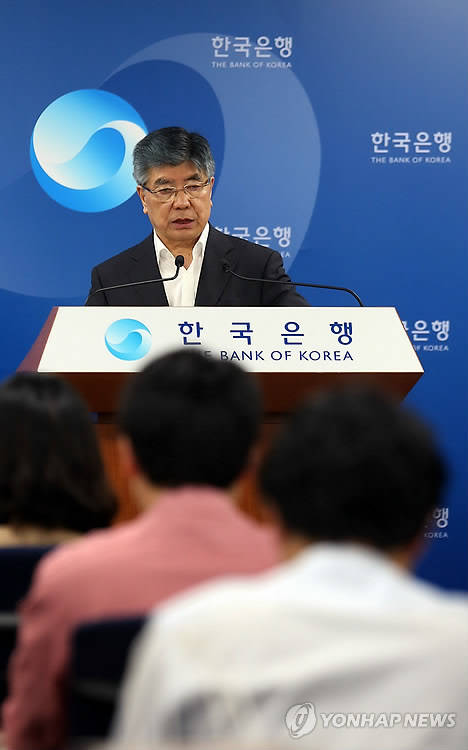 ▲ (서울=연합뉴스) 한국은행의 기준금리 인하에도 일부 시중은행이 대출금리를 올려 빈축을 사고 있다. 사진은 김중수 한은총재가 기준금리 인하를 발표하는 모습.