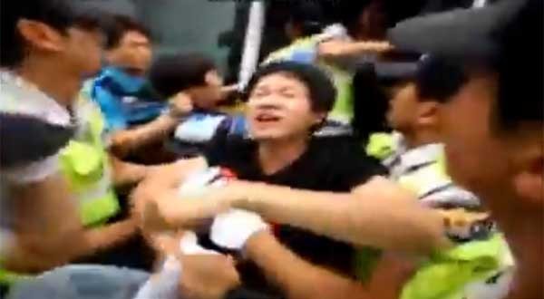 ▲ 지난 21일 광화문 광장 인근 도로에서 불법집회를 벌이다 연행되는 시위대. [당시 상황 화면 캡쳐]