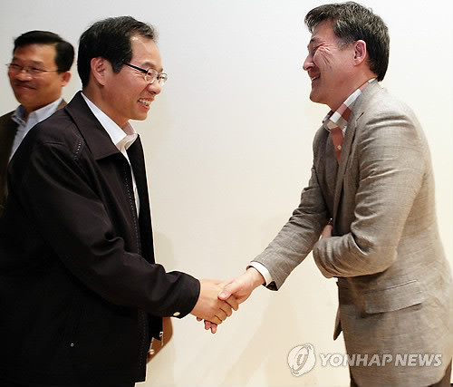 ▲ 국정원 여직원 숙소의 압수수색을 막은 것으로 알려진 김기용 전 경찰청장과 반갑게 인사를 나누고 있는 표창원. ⓒ연합뉴스