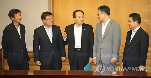 ▲ ▲왼쪽부터 김익주 국제금융센터원장, 박원식 한국은행 부총재, 추경호 기획재정부 제1차관, 정찬우 금융위원회 부위원장, 김건섭 금융감독원 부위원장 ⓒ연합뉴스