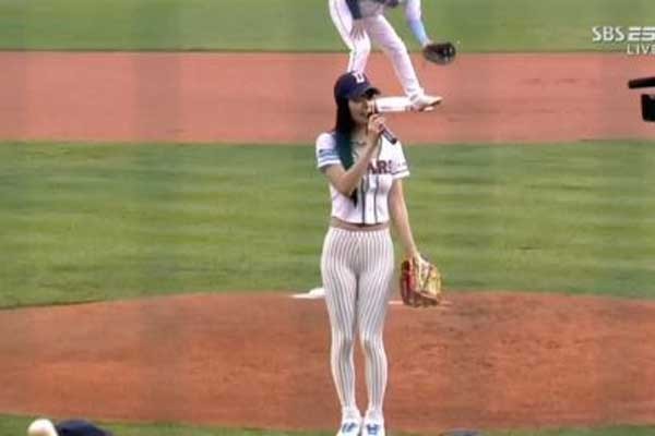 ▲ 한동안 화제가 됐던 '클라라'의 시구 장면. [SBS ESPN 방송화면 캡쳐]