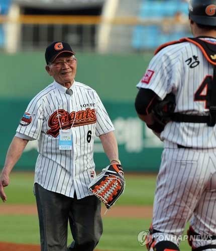 ▲ 지난 6월 4일 롯데 경기에서 시구를 한 6.25전쟁 참전용사의 모습. [사진: 연합뉴스]