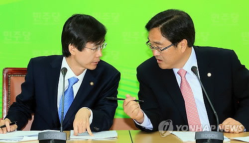 ▲ 조경태 민주당 최고위원(왼쪽)과 우원식 최고위원이 지난달 22일 서울 영등포구 중앙당사 회의실에서 얘기를 나누고 있다.ⓒ연합뉴스