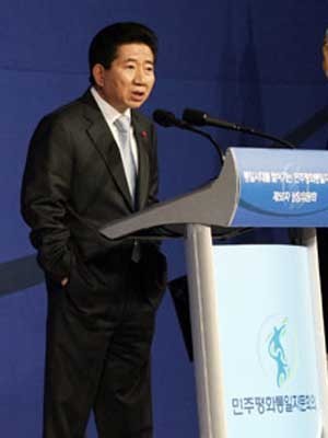 ▲ 대통령 취임사에서 대한민국을 태어나지 말았어야 할 나라로 보는 역사인식을 드러낸 노무현. 민주평화통일자문회의 연설에서 양 손을 주머니에 넣고 삐닥한 자세로 전작권 전환을 반대하는 예비역 장성들을 욕하고 있다.