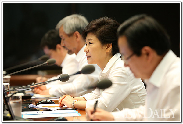 ▲ 박근혜 대통령이 24일 청와대에서 수석비서관회의를 주재하고 있다. ⓒ 뉴데일리