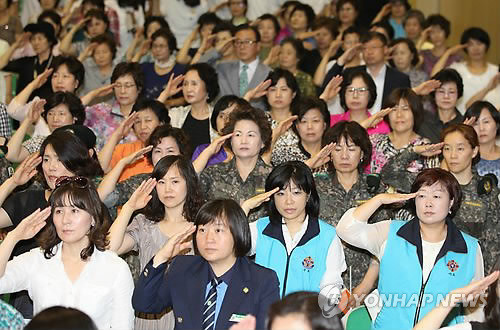 ▲ 24일 오후 서울 서초구민회관에서 한국전쟁 정전 60주년 및 호국보훈의 달을 기념해 열린 '서초구민 한마음 안보 결의대회'에서 참석자들이 국기에 대한 경례를 하고 있다. ⓒ연합뉴스