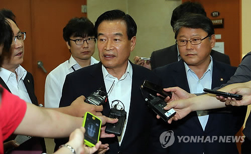 ▲ 서상기 국회 정보위원장이 지난 20일 국회 정론관에서 노무현 전 대통령의 서해 NLL(북방한계선) 포기 발언과 관련한 기자회견을 마치고 기자들의 질문에 답하고 있다.ⓒ연합뉴스