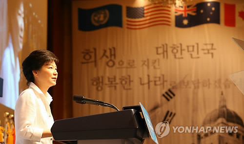 ▲ 박근혜 대통령이 24일 오후 서울 소공동 롯데호텔에서 열린 '6·25전쟁 63주년 국군 및 유엔군 참전유공자 위로연'에 참석, 인사말을 하고 있다. ⓒ 연합뉴스