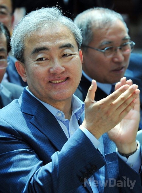 ▲ 24일 서울 용산역에 설치된 를 살펴보기 위해 참석한 유진룡 문화체육관광부 장관.ⓒ이종현