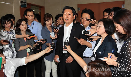 ▲ 김태흠 새누리당 원내대변인이 24일 오후 국회 정론관에서 'NLL 대화록' 공개에 대한 당의 입장을 밝히고 있다.ⓒ연합뉴스