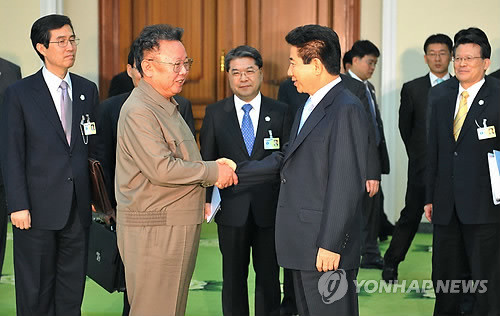 ▲ 지난 2007년 10월 3일 평양 백화원 영빈관에서 열린 남북정상회담 2차회의를 마친 후 헤어지기전 악수하는 노무현 대통령과 김정일.ⓒ연합뉴스