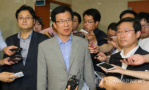 ▲ 신경민 민주당 국정원 진상조사 특위 위원장이 24일 오후 국회 정론관에서 국정원의 정상회담 대화록 공개에 대한 민주당의 입장을 밝히는 기자회견을 마친 뒤 취재진의 질문에 답하고 있다. 왼쪽부터 홍익표 의원, 신경민 위원장, 박범계 의원.  ⓒ 연합뉴스