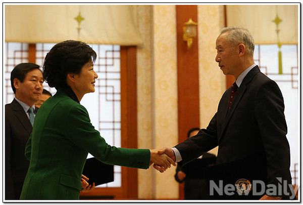 ▲ 지난 3월 박근혜 대통령이 남재준 국정원장에게 임명장을 수여하는 모습. ⓒ 뉴데일리