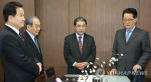 ▲ 노무현의 사람들. 정동영(왼쪽부터), 임동원, 이재정 전 통일부 장관과 박지원 전 민주통합당 원내대표가 지난 4월 30일 오전 국회 의원회관에서 남북현안관련 회동을 하고 있다.ⓒ연합뉴스