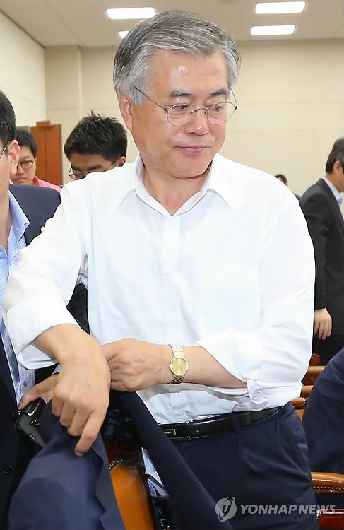 ▲ 문재인 민주당 의원이 24일 국회 기획재정위 전체회의가 열리기를 기다리다 민주당 의원들끼리 회의를 하기 위해 자리에서 일어나고 있다.ⓒ연합뉴스