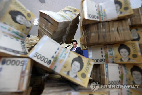 ▲ [사진=연합뉴스] 최근 각 금융지주사 회장들이 최고 30억에 달하는 연봉을 받아가면서도, [책임 경영]에는 신경쓰지 않고 있다는 비판이 금융계 일각에서 제기되고 있다.