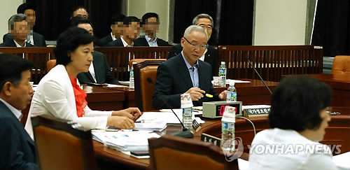 ▲ 남재준 국정원장이 25일 국회 정보위 전체회의에 참석해 의원들의 질의를 받고 있다. ⓒ연합뉴스