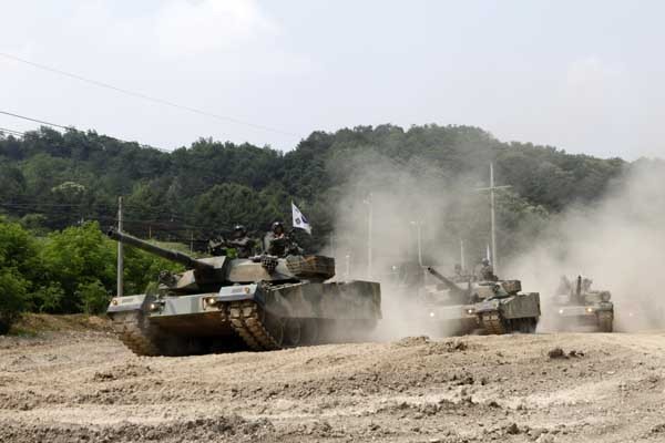 ▲ 25일 실시한 적 격멸훈련을 위해 기동 중인 K1 전차들.