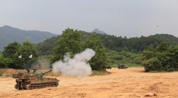 ▲ 적 격멸훈련 중 K9 자주포가 포격을 하고 있다. 오른쪽 작은 점이 포탄이다. [촬영 28사단 박정훈 중위]