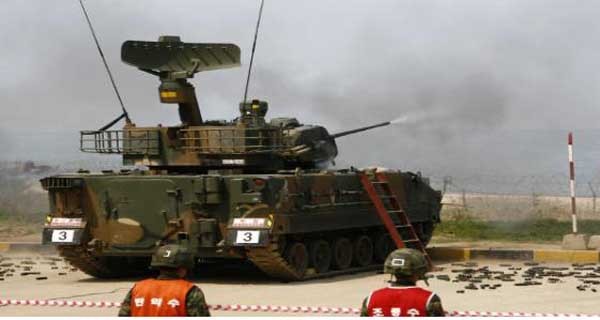 ▲ 30mm 자주대공포 K-30 비호의 사격장면. 현재 160여 대가 배치돼 있다.