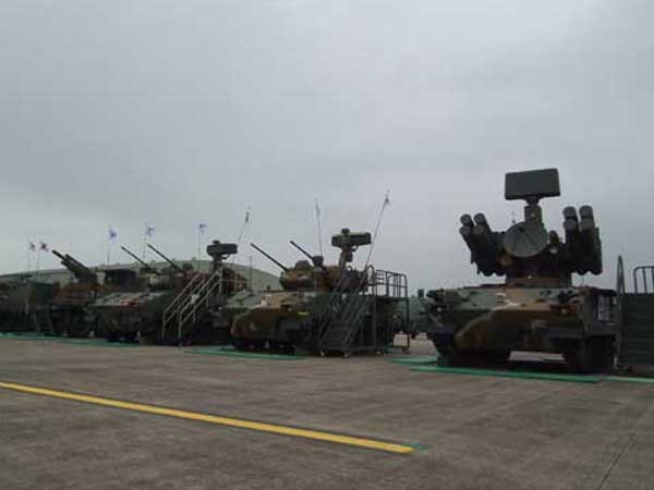 ▲ 지난 5월, 수리온 발표 때 방사청이 공개한 시제품 무기들. 오른쪽부터 '천마', '비호', '복합비호', '차량탑재 105mm 곡사포'다.