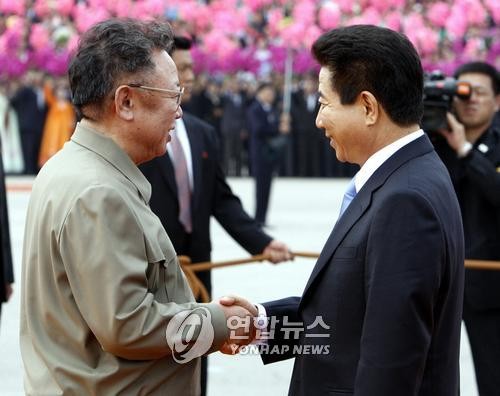 ▲ 노무현 대통령과 김정일이 2007년 10월 2일 평양시 4.25 문화회관 광장에서 열린 공식환영식에서 처음으로 만나 악수를 하고 있다.ⓒ연합뉴스