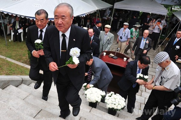 ▲ 25일 서울 남산에 위치한 [반공청년운동기념비]에서 열린 순국선열 추모제. 헌화를 하는 참석자들. 권영해 (사)대한민국건국회 회장(가운데), 옆으로 이기수 건국대통령 이승만 기념사업회 이사장.   .ⓒ이종현