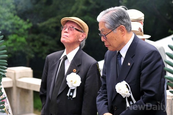 ▲ 25일 서울 남산에 위치한 [반공청년운동기념비]에서 열린 순국선열 추모제. 헌화를 하는 참석자들. 한국논단 이도형 대표(오른쪽), 옆으로 손진 (사)대한민국건국회 고문.ⓒ이종현