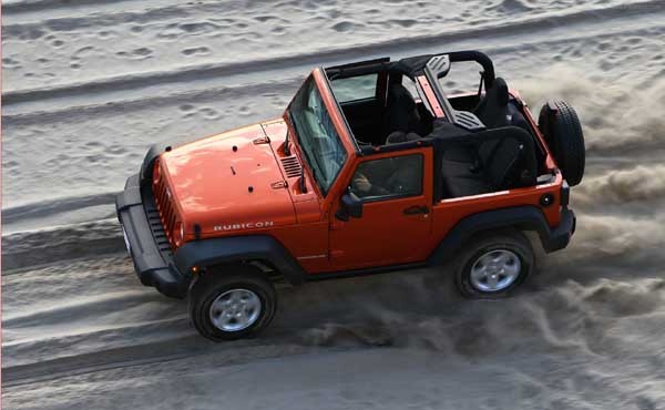 ▲ "이런 게 진짜 '힐링'이지!" 지프 랭글러를 타고 질주하는 모습.