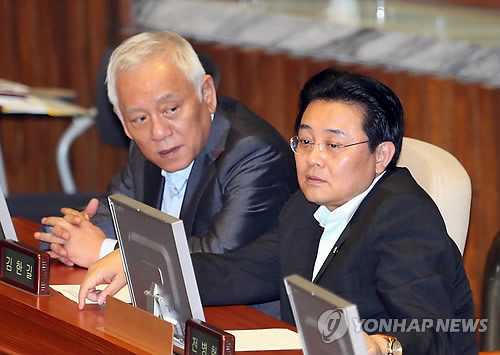 ▲ 김한길 민주당 대표와 전병헌 원내대표가 25일 국회에서 열린 본회의에서 대화하고 있다. ⓒ연합뉴스