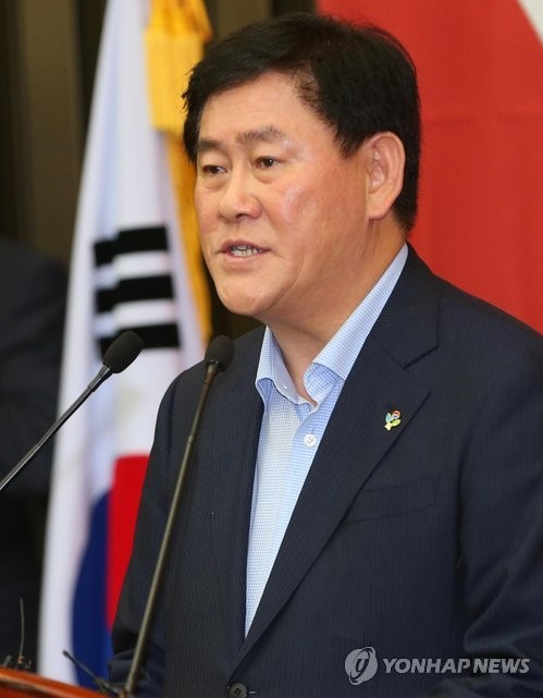 ▲ 최경환 새누리당 원내대표가 25일 국회에서 열린 의원총회에서 여야 원내대표회담 결과를 보고하고 있다. ⓒ연합뉴스