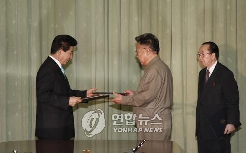 ▲ 노무현 대통령과 김정일이 2007년 10월 4일 평양 백화원 영빈관에서 남북공동선언문에 서명한 뒤 서명문을 교환하고 있다.ⓒ연합뉴스
