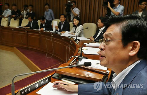 ▲ 정우택 공공의료정상화 국정조사 특별위원장(오른쪽)이 24일 오후 국회에서 열린 전체회의를 주재하고 있다.ⓒ연합뉴스