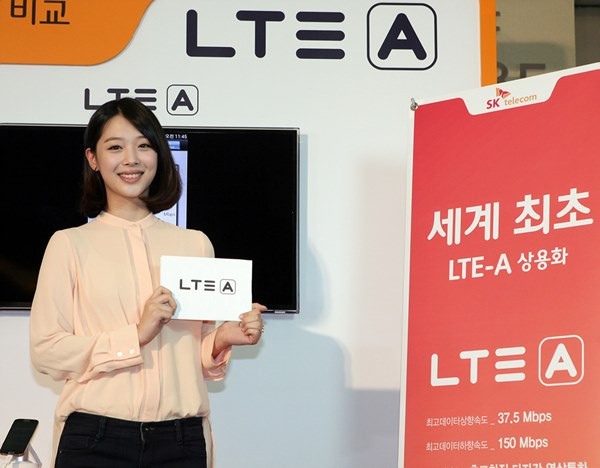 ▲ ‘LTE-A 상용화 시연장’에서 SK텔레콤의 광고모델인 가수 설리가 2배 빠른 LTE-A 상용화를 축하 했다.ⓒSK텔레콤