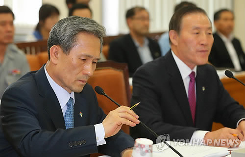 ▲ 김관진 국방부 장관이 26일 국회 국방위 전체회의에 출석, '연예병사' 운영제도의 문제점에 대한 의원질의를 듣고 있다. 오른쪽은 박창명 병무청장. ⓒ연합뉴스