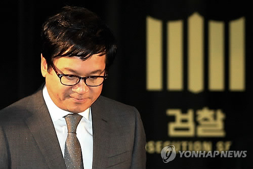 ▲ 이재현 CJ 회장이 서울중앙지검에 출석해 CJ그룹의 비자금 조성 및 탈세 의혹에 대한 조사를 받은 뒤 자정을 넘긴 26일 새벽 2시30분경 귀가하고 있다. ⓒ연합뉴스