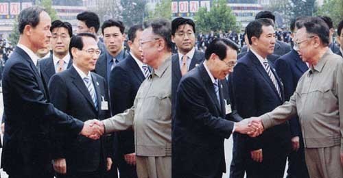 ▲ 2007년 10월 4일 남북정상회담 이후 당시 김장수 국방장관과 김만복 국정원장이 김정일과 악수하는 태도를 비교하는 사진이 화제가 됐다.