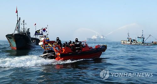 ▲ ▲ 해경 고속 단정이 지난 4월 군산 어청도 서방 52마일에서 배타적경제수역(EEZ)을 넘어와 무허가 조업을 한 혐의로 나포된 중국 어선을 검문하고 있다.ⓒ 연합뉴스