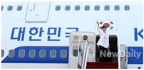 ▲ 박근혜 대통령이 27일 베이징 공항에 도착해 손을 흔들고 있다. ⓒ 뉴데일리 (청와대 제공)