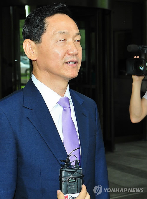 ▲ 27일 김상곤 경기도교육감이 대법원 판결이 나온 직후 기자들과 만나고 있다.ⓒ 연합뉴스