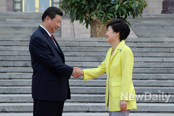 ▲ 박근혜 대통령과 시진핑 중국 국가주석이 27일 오후 인민대회당에서 환하게 웃으며 악수하고 있다. ⓒ 뉴데일리 (청와대 제공)