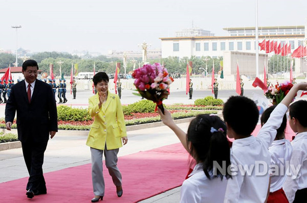 ▲ 박근혜 대통령이 27일 중국 베이징 공항에 도착했다. ⓒ 뉴데일리 (청와대 제공)